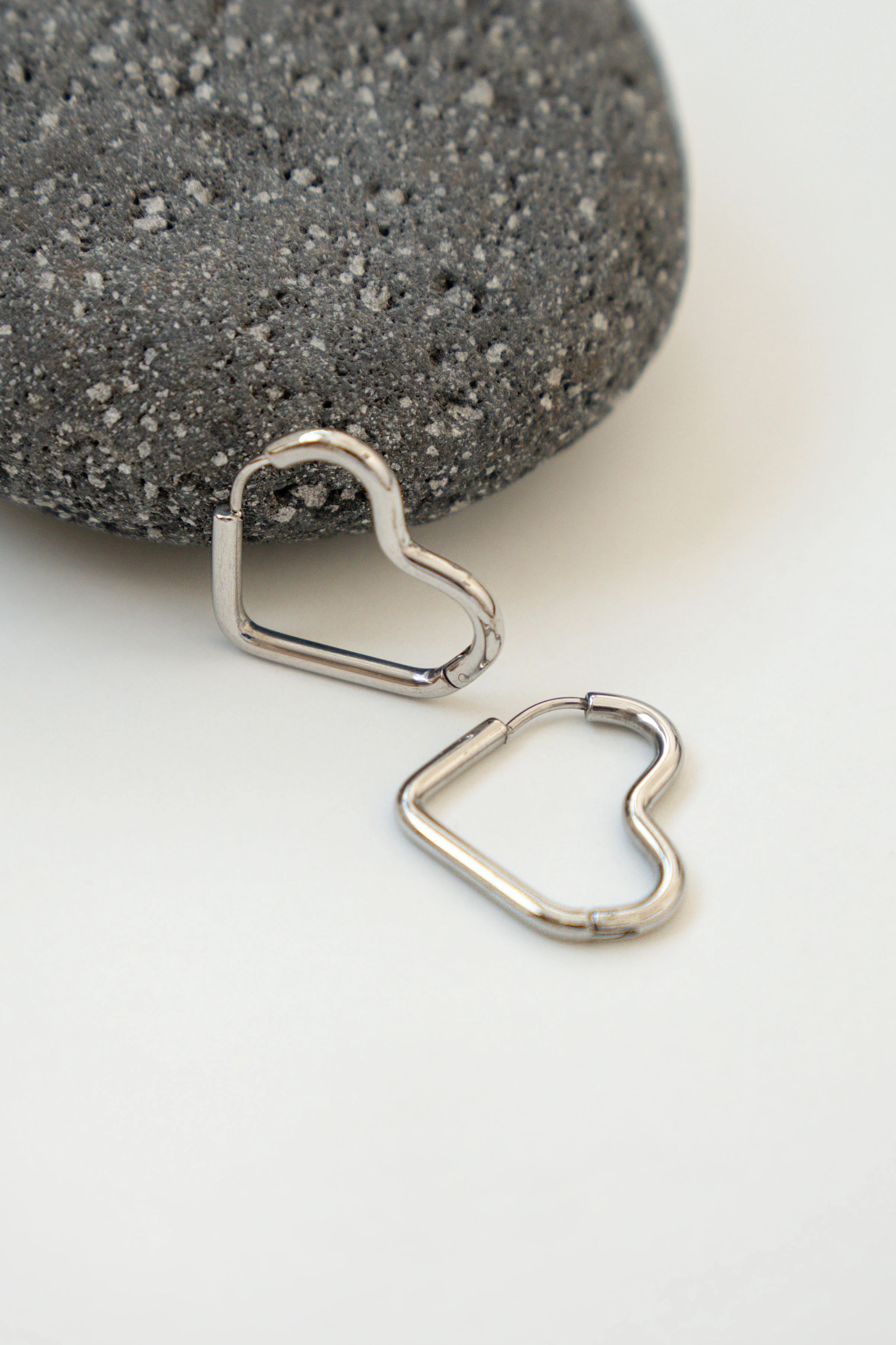 PENDIENTES ARO CORAZÓN // PLATEADO - Image 2