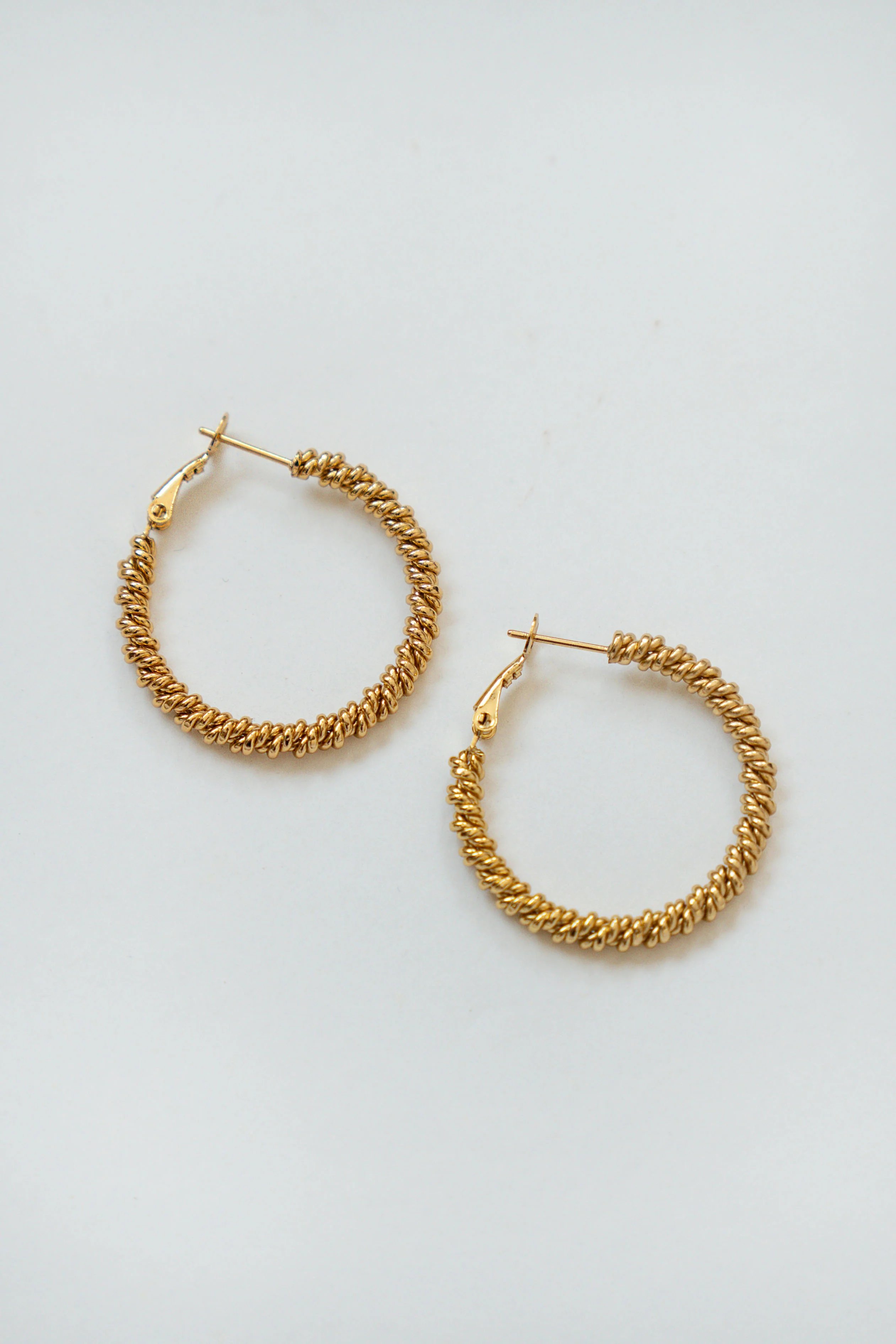 PENDIENTES ARO GRANDE TRENZA ENROSCADA // DORADO - Image 2