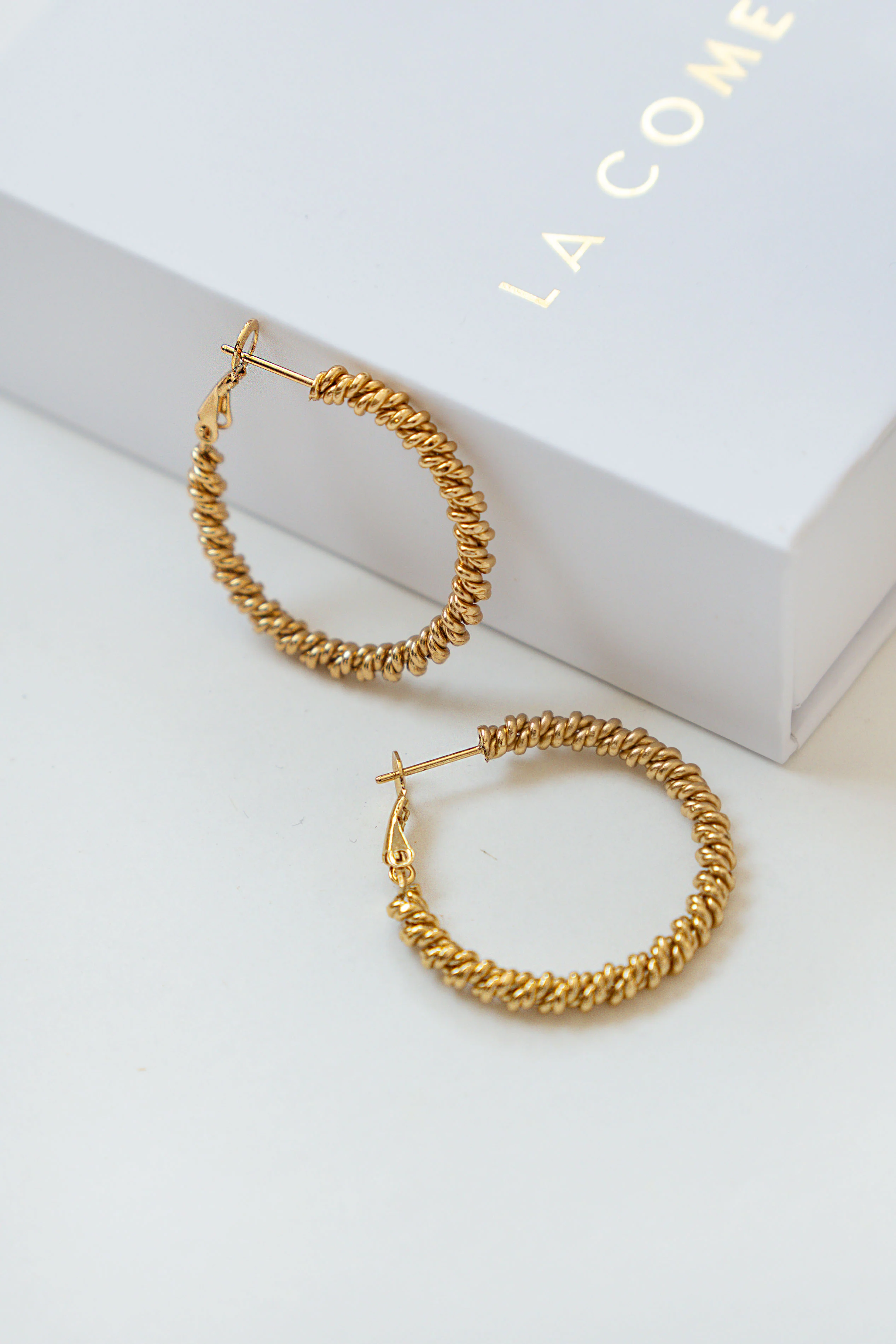 PENDIENTES ARO GRANDE TRENZA ENROSCADA // DORADO - Image 3