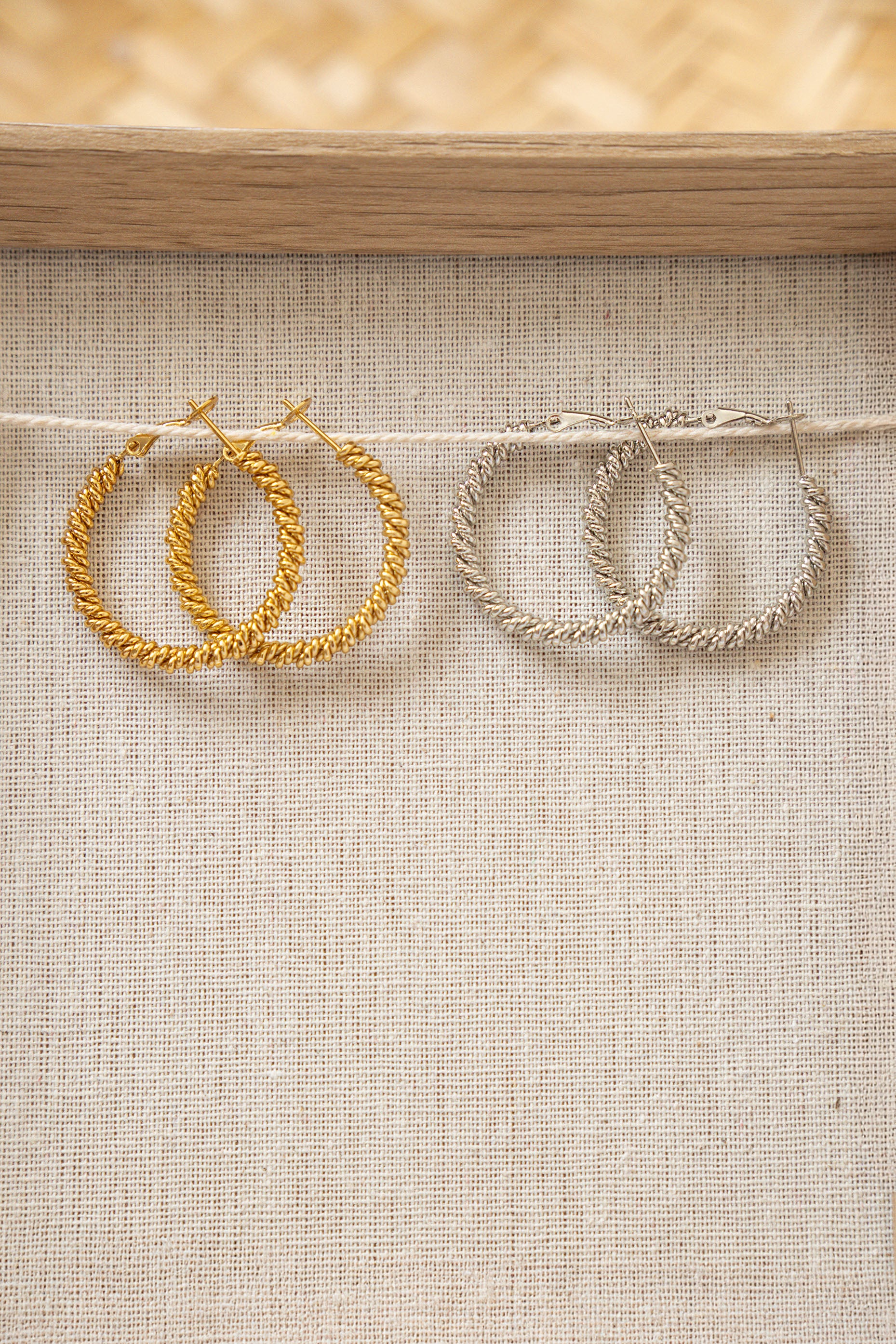 PENDIENTES ARO GRANDE TRENZA ENROSCADA // DORADO - Image 4
