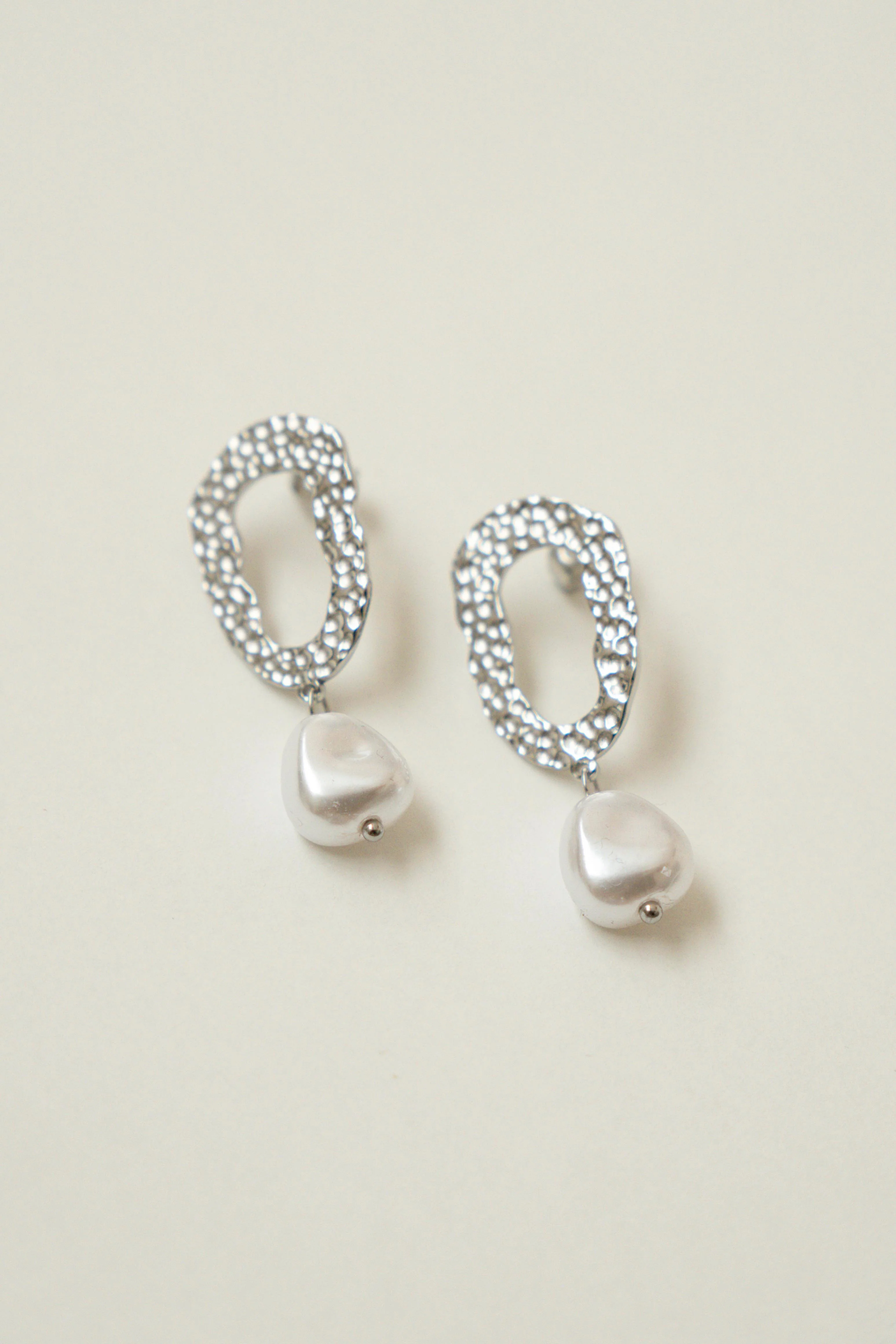 PENDIENTES COLGANTE PERLA // PLATEADO - Image 2