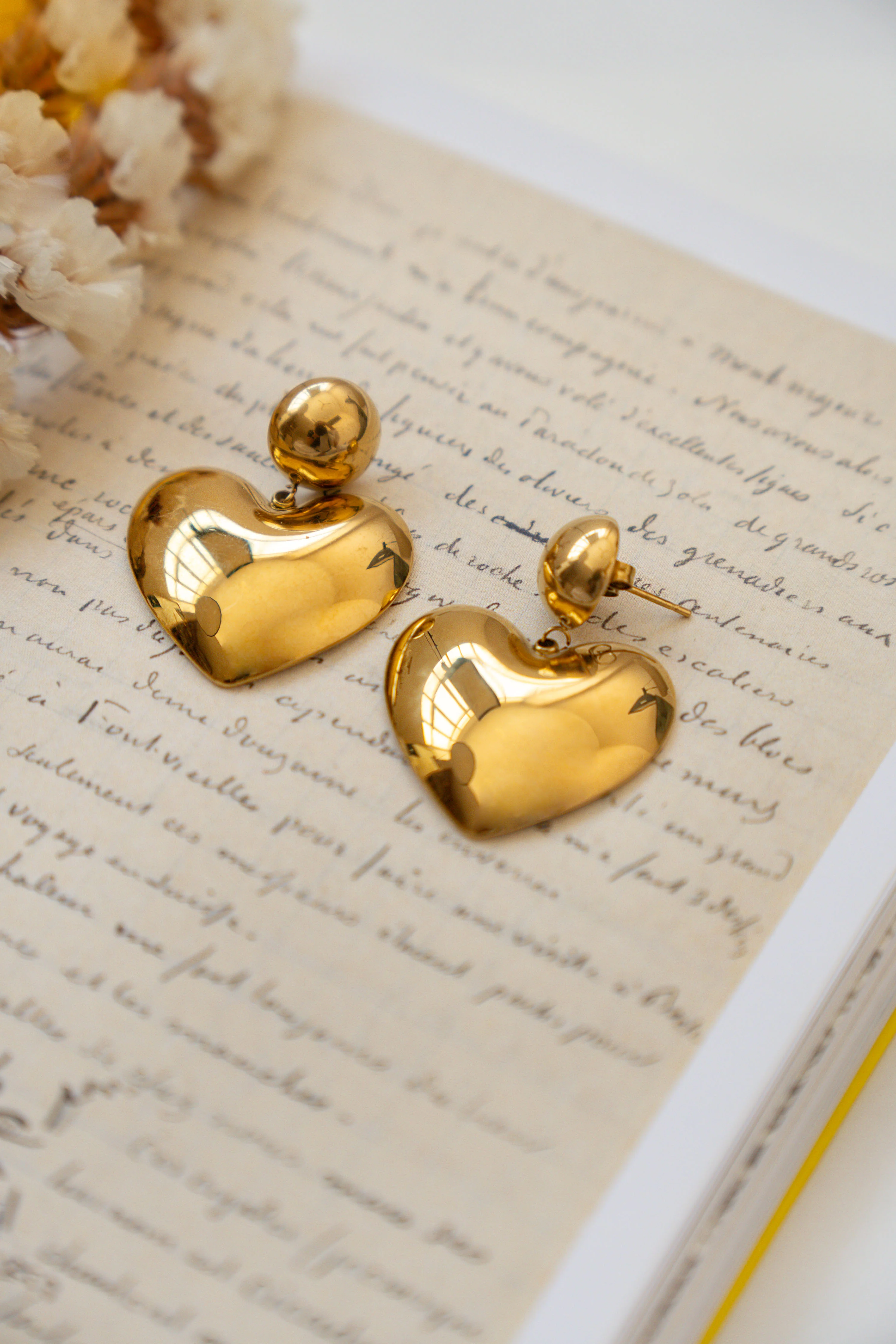 PENDIENTES MAXI CORAZÓN COLGANTE // DORADO