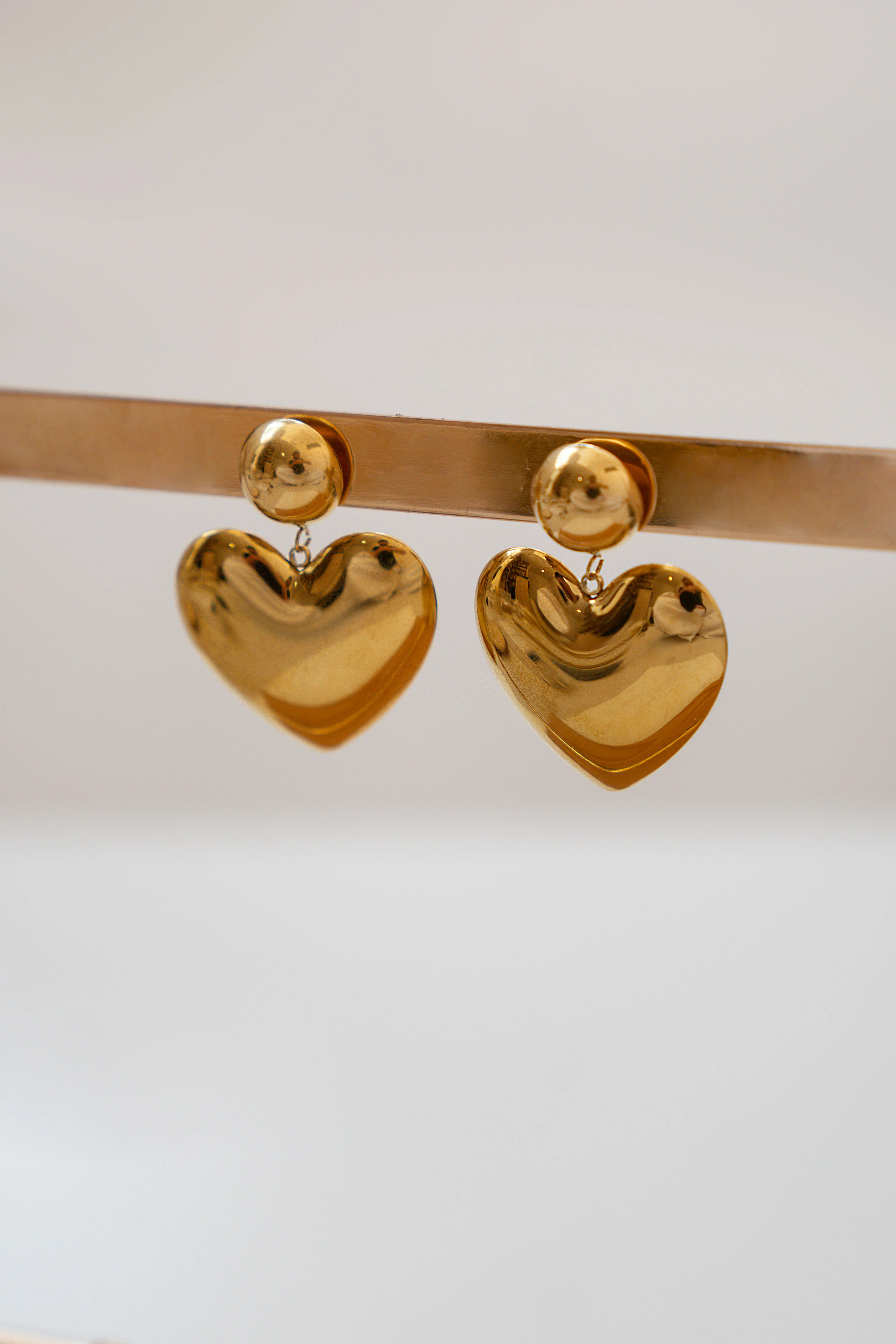 PENDIENTES MAXI CORAZÓN COLGANTE // DORADO - Image 3