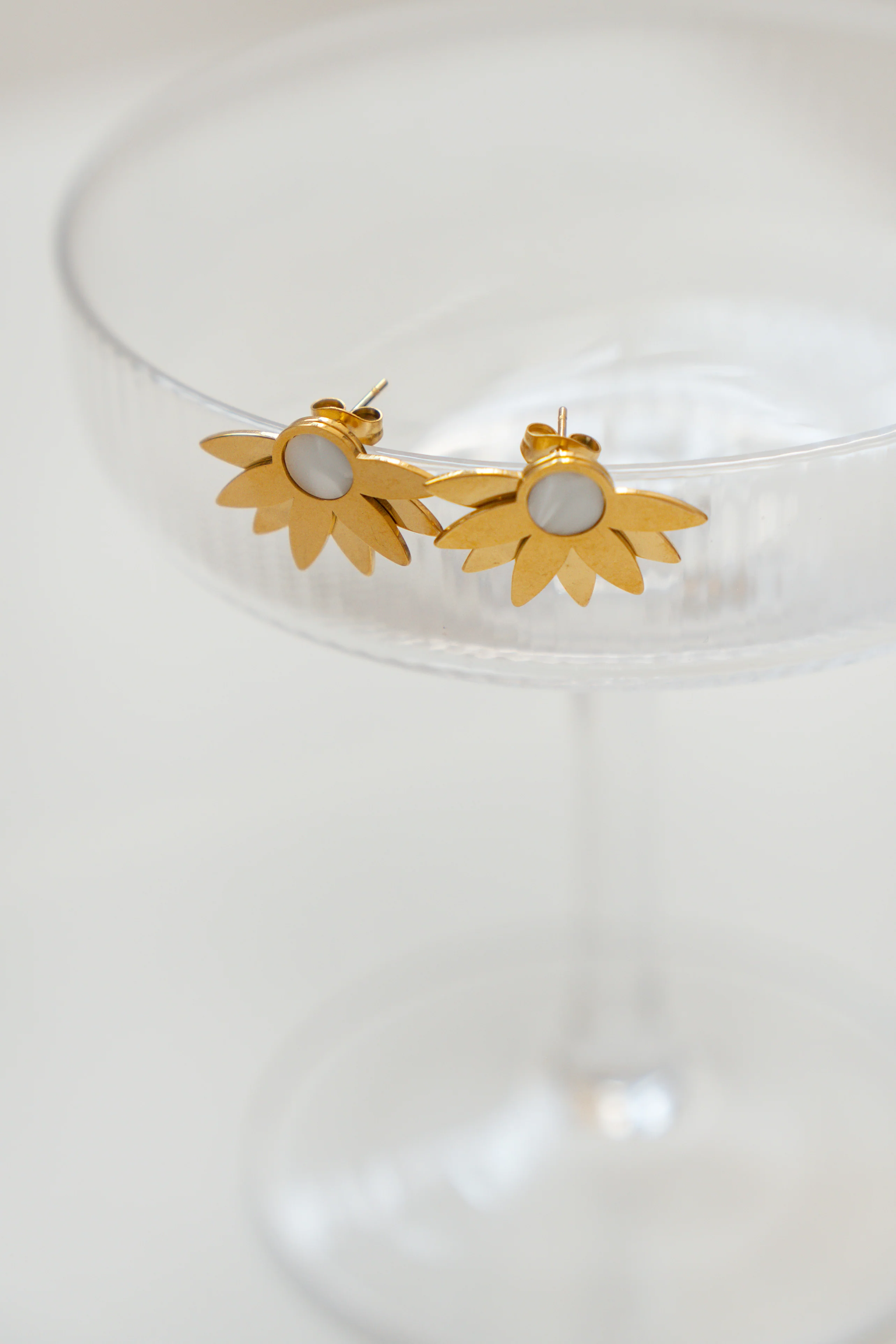 PENDIENTES SEMI FLOR // BLANCO - Image 2