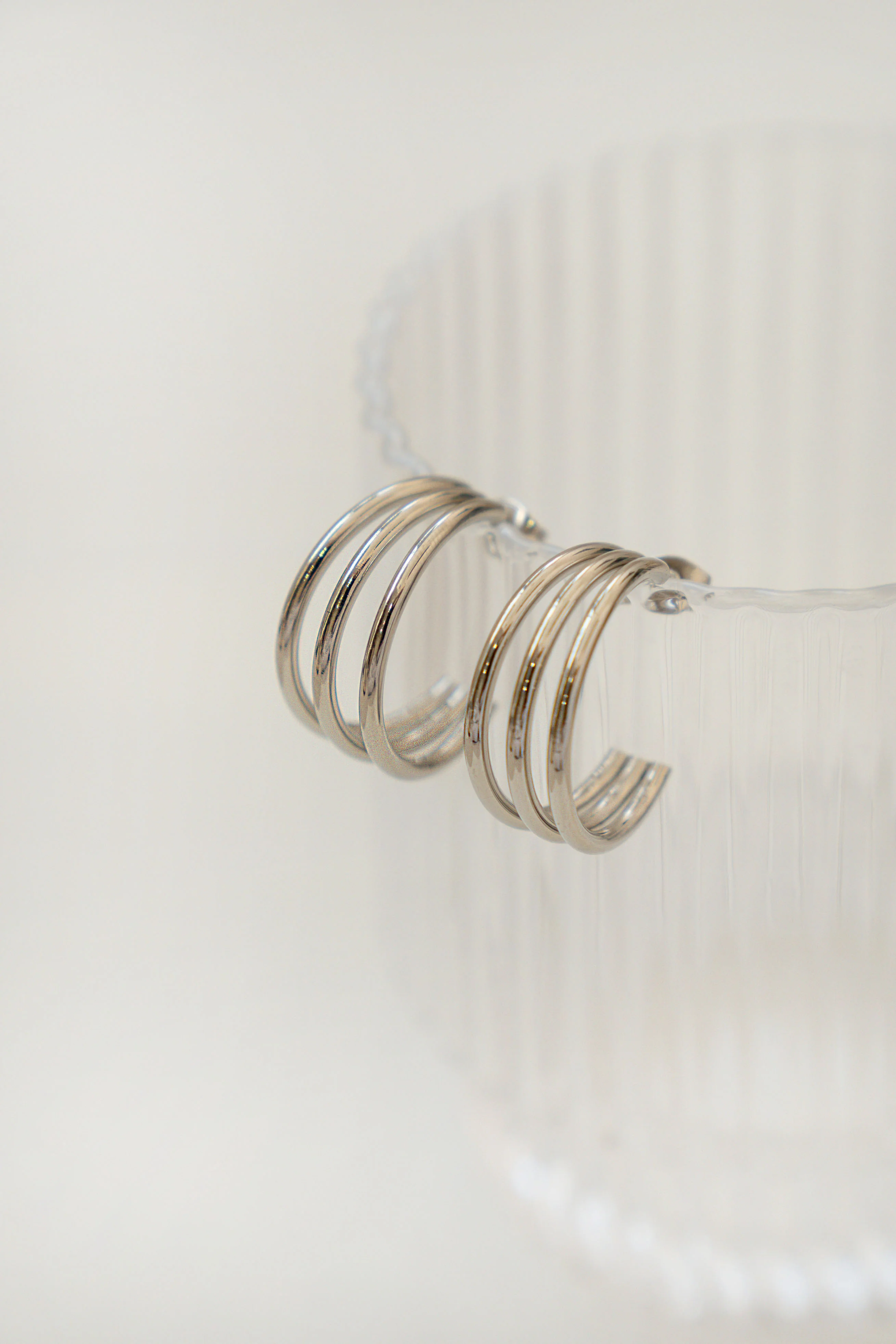 PENDIENTES TRIPLE ARO ABIERTO MEDIANO // PLATEADO - Image 2