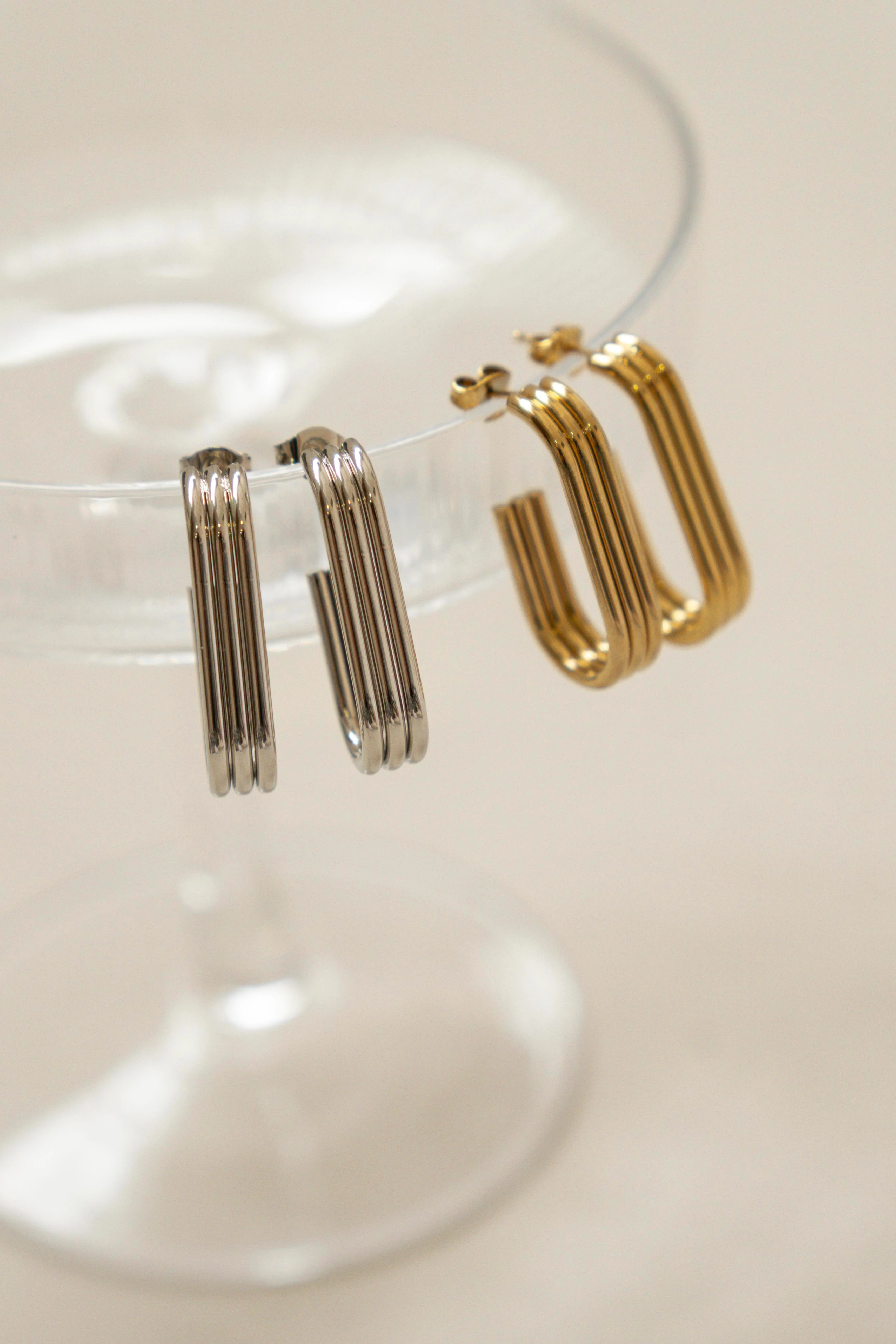 PENDIENTES TRIPLE ARO OVAL // DORADO - Image 2