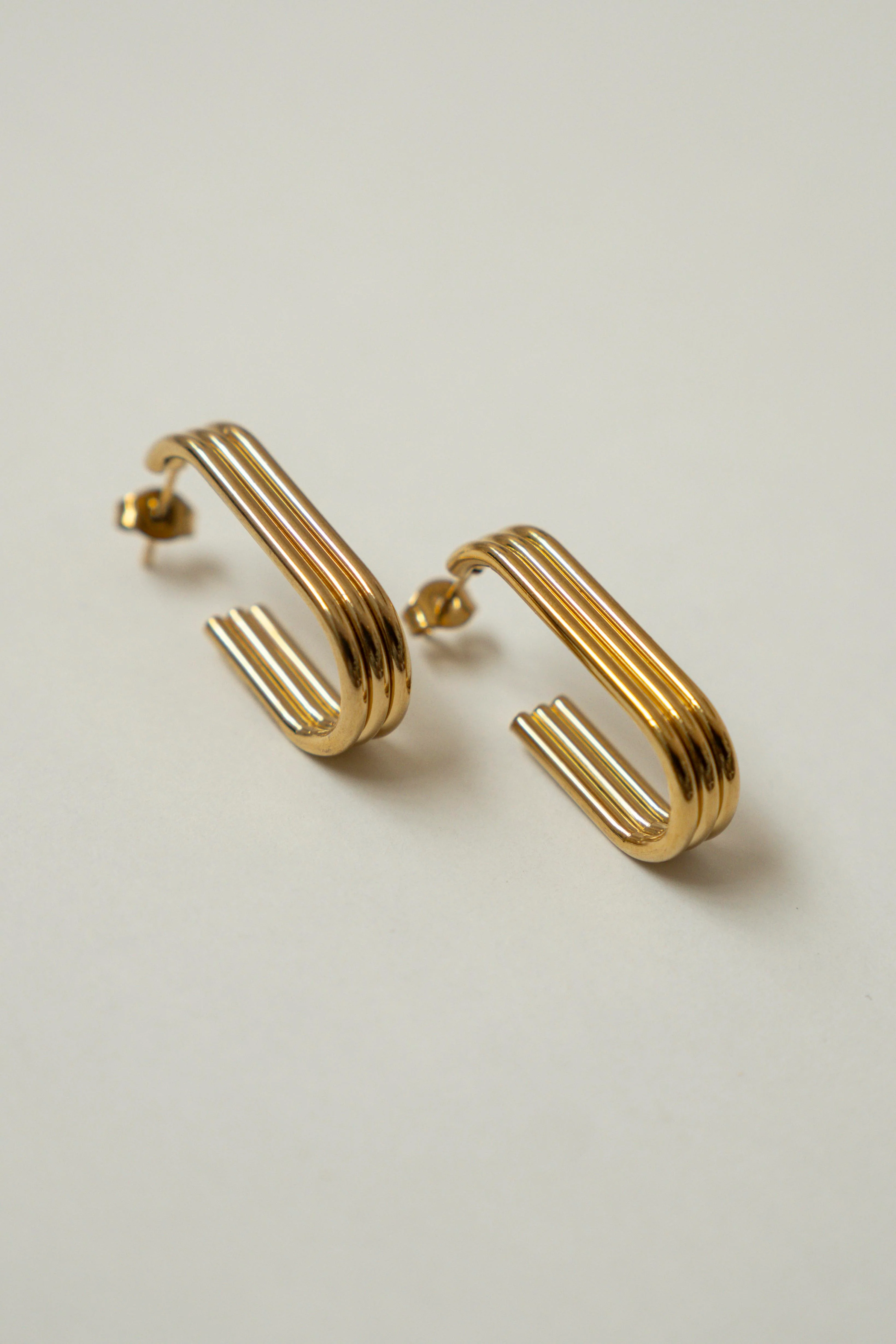 PENDIENTES TRIPLE ARO OVAL // DORADO - Image 4
